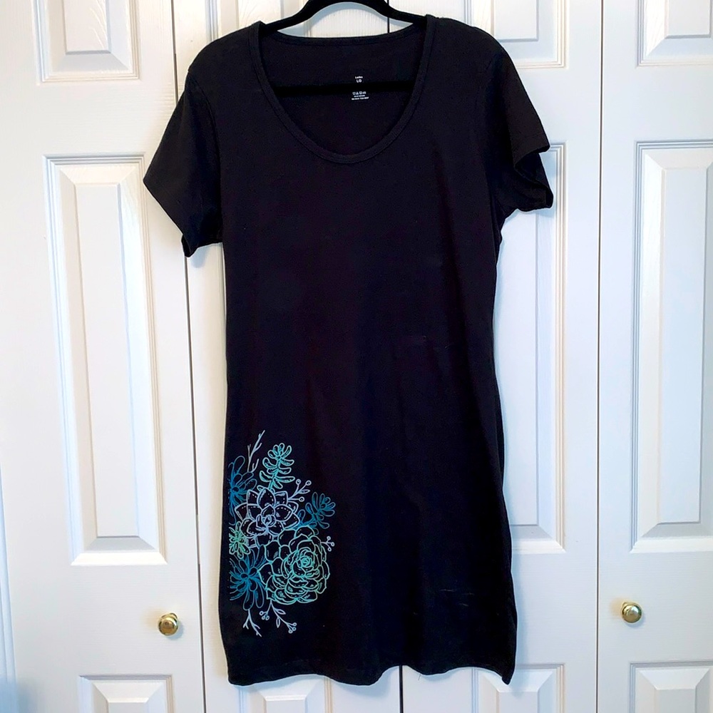 NWOT Black TShirt Dress with blue floral print size large